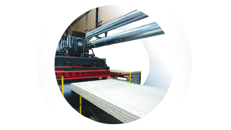 Eine industrielle Fertigungsanlage, die große Holzplatten verarbeitet, eingerahmt von einer Kreisgrafik, stellvertretend für die Herausforderungen in der Produktionslogistik der Holzindustrie.