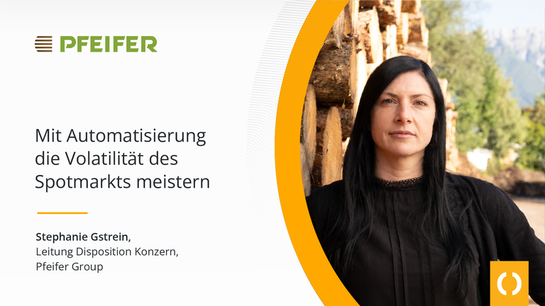 Ein Banner zur Pfeifer Group Case Study, das Stephanie Gstrein (Leitung Disposition Konzern) vor gestapeltem Holz zeigt, neben dem Titel „Mit Automatisierung die Volatilität des Spotmarkts meistern“.