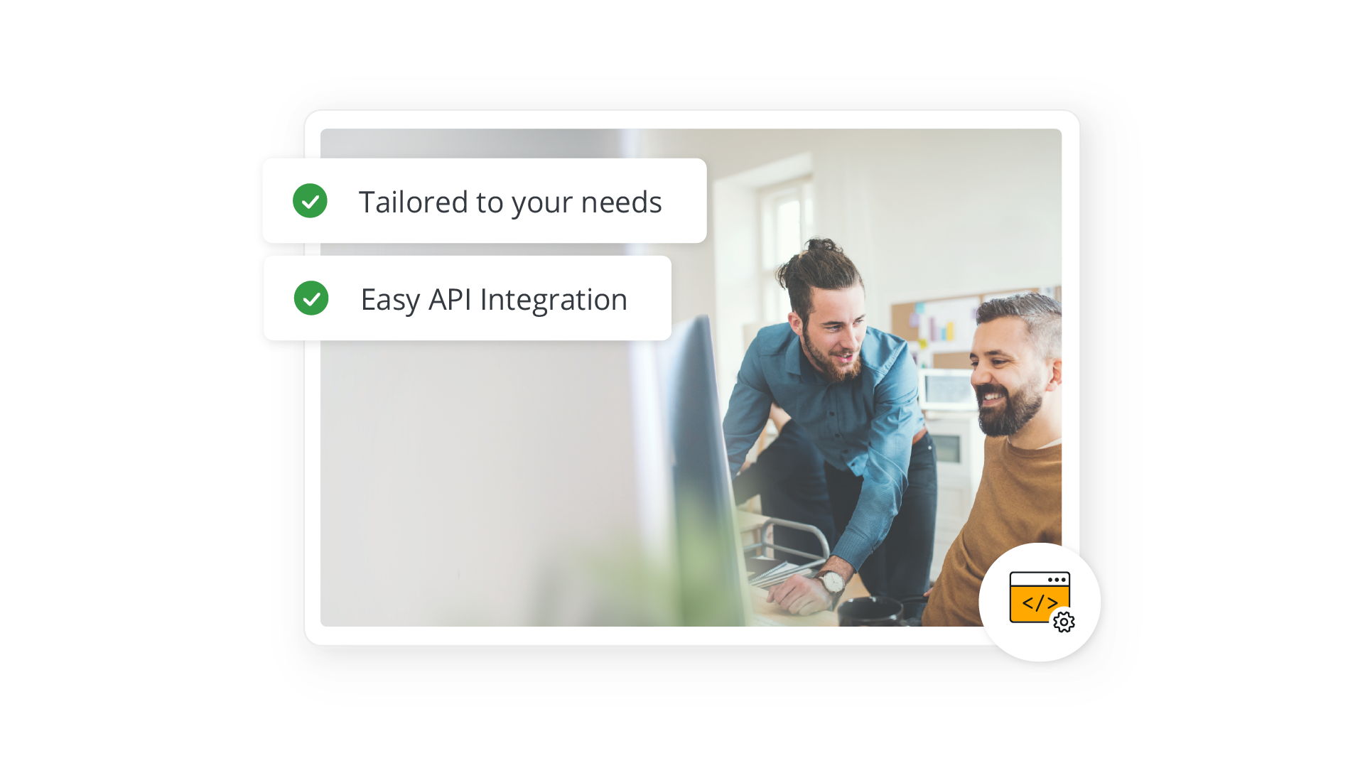 Deux professionnels collaborant sur un ordinateur, avec des superpositions de texte mettant en avant des solutions logistiques sur mesure et une intégration API simplifiée pour les expéditeurs.
