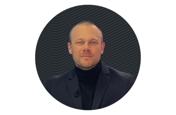 Portrait professionnel circulaire d’Arthur Gravier, Sales Executive Net New chez Transporeon, une société de Trimble, vêtu d’un col roulé et d’un blazer noir.