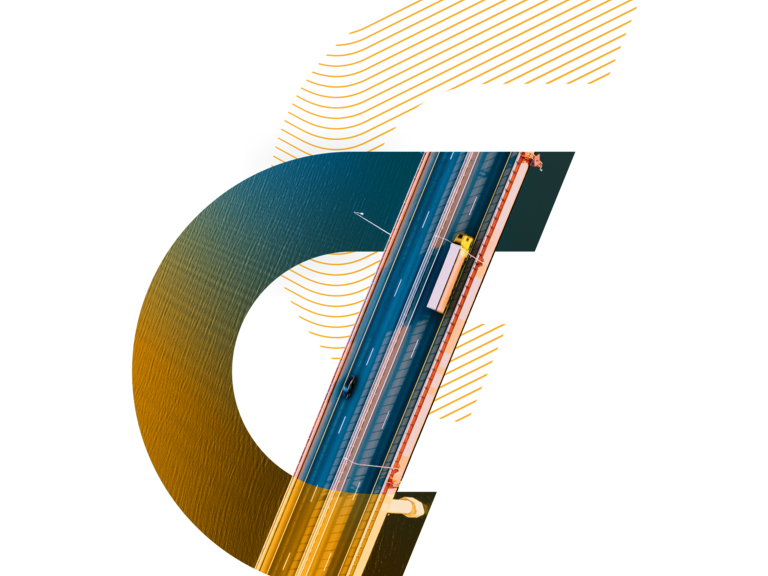 Une vue aérienne d'un pont autoroutier au-dessus de l'eau avec un camion jaune, découpé à la forme du logo Transporeon, symbolise la gestion efficace des transports et les solutions logistiques numériques.