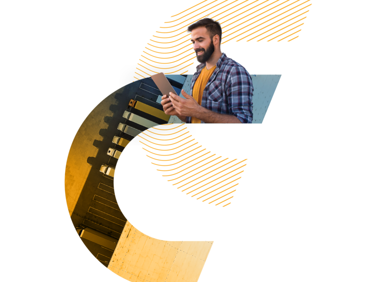 Un professionnel de la logistique souriant utilise une tablette, superposé à une vue aérienne d'un parc de stationnement de camions, le tout encadré par un élément graphique stylisé en forme de courbe avec des motifs de lignes orange.