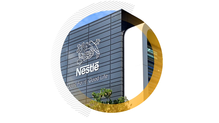 Die Außenfassade einer Nestlé-Anlage mit dem Firmenlogo und dem Slogan „Good Food, Good Life” (Gutes Essen, gutes Leben), die das in der Logistik-Fallstudie vorgestellte Unternehmenskundenbeispiel veranschaulicht.