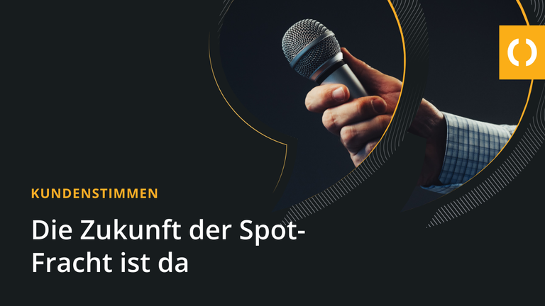 Ein dunkles Werbebanner mit der Überschrift „Kundenstimmen: Die Zukunft der Spot-Fracht ist da“ neben dem Bild einer Hand, die ein Mikrofon hält, eingerahmt in ein großes, stilisiertes Anführungszeichen, das Branchenfeedback und Nutzerberichte darstellt.
