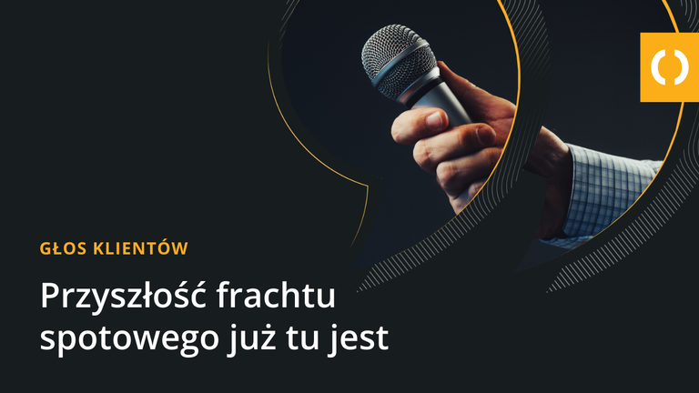 Ciemny baner promocyjny z nagłówkiem „Głosy klientów: Przyszłość transportu spot jest już tutaj” obok obrazu ręki trzymającej mikrofon umieszczonego w dużym, stylizowanym cudzysłowie, symbolizującym opinie branży i opinie użytkowników.