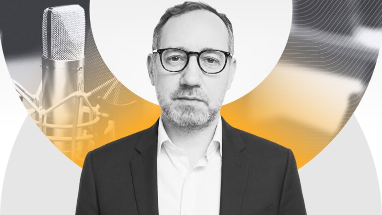 Intervenant avec microphone pour le podcast Transporeon sur l'IA et l'humain dans la supply chain.