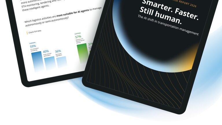 L'immagine mostra due tablet digitali; uno presenta dati statistici sull'uso degli agenti IA nella logistica, l'altro la copertina del rapporto intitolata "Smarter. Faster. Still human. The AI shift in transportation management".