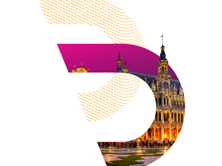 Ein historisches Gebäude am Grand Place in Brüssel bei Nacht, integriert in ein magentafarbenes Grafik-Element in Form des Transporeon-Logos, steht für europäische Vernetzung und Logistik-Events.