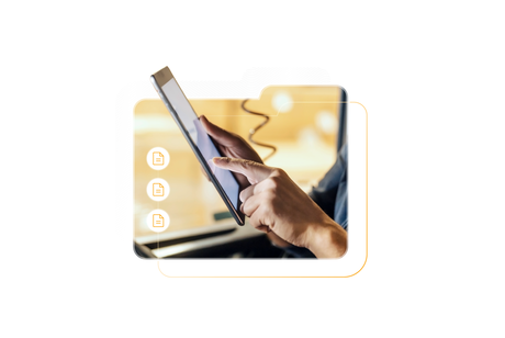 Primer plano de manos usando una tableta, enmarcado en un icono de carpeta con tres símbolos de documentos para la gestión logística digital.