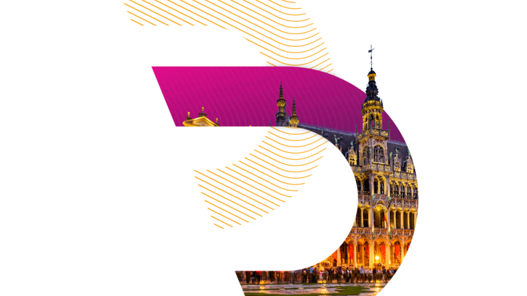 Composizione grafica su sfondo nero con una vista notturna della Grand Place di Bruxelles all'interno di una cornice di elementi a linee magenta e arancioni.