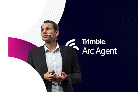 Referent präsentiert Trimble Arc Agent auf der Bühne zur Vorstellung des agent-ready Logistikportfolios von Transporeon.